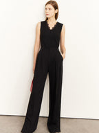 Frontalansicht des schwarzen Jumpsuits mit tiefem V-Ausschnitt und Spitze