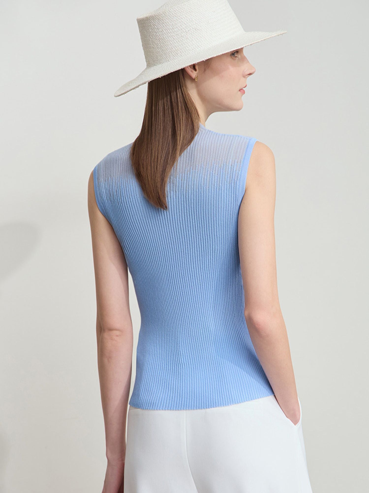Frontalansicht des cremefarbenen Tops mit Rippenstruktur und Stehkragen