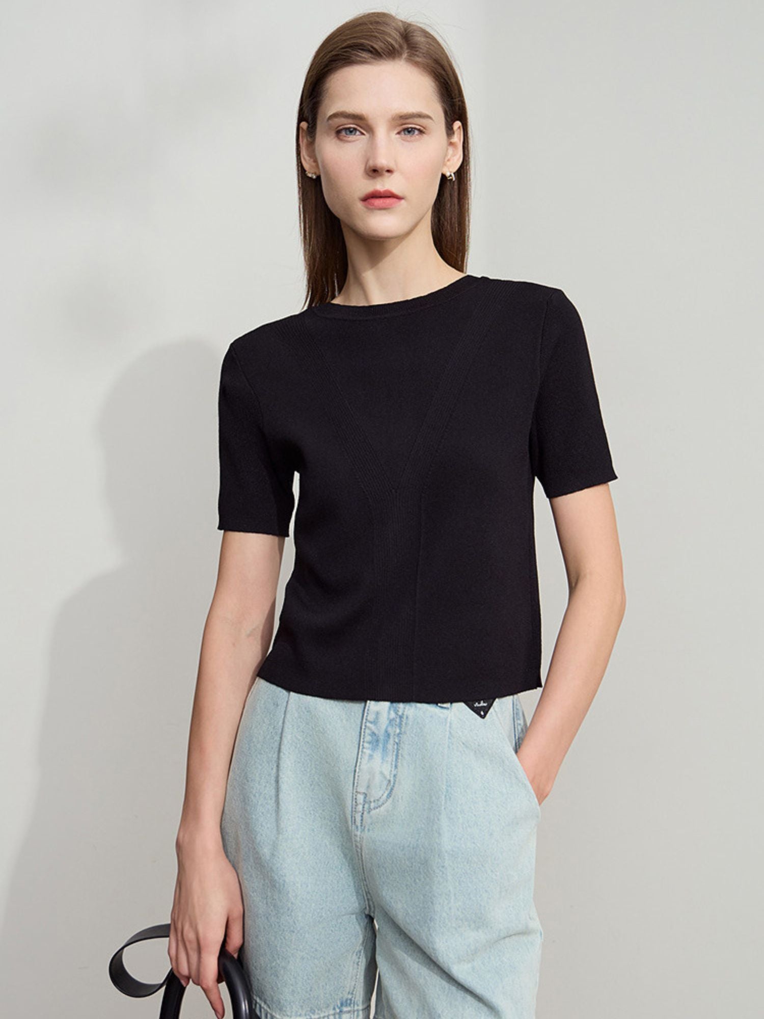 Schwarzes Stricktop mit geripptem Muster, kombiniert mit hellblauer Shorts