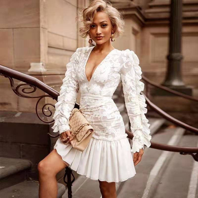 Damen elegantes Minikleid mit floralen Applikationen und Rüschendetails Sovae