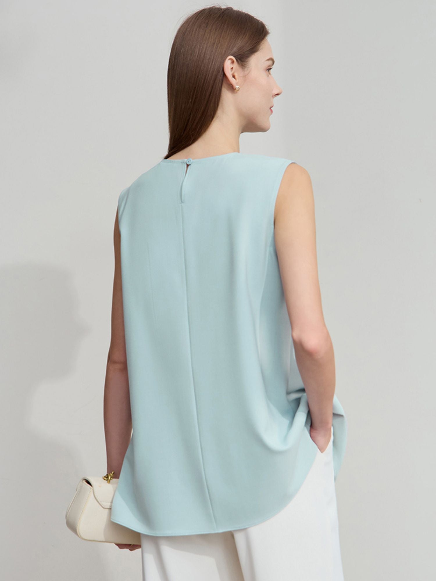 Ärmellose Bluse mit asymmetrischem Drapierungseffekt