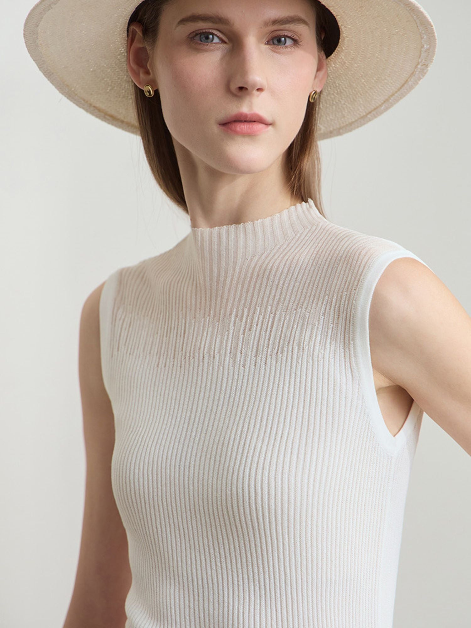 Seitenansicht des weißen Outfits mit ärmellosem Top und schwingendem Rock