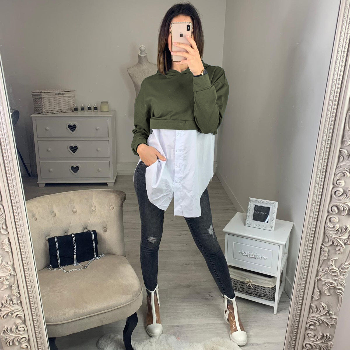 Damen Cropped Hoodie mit modischer Hemdbluse kombiniert Sovae