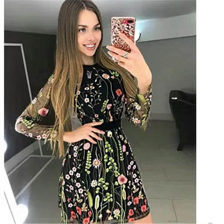 Damen Elegantes Minikleid mit floralen Stickereien und transparenter Spitze Sovae