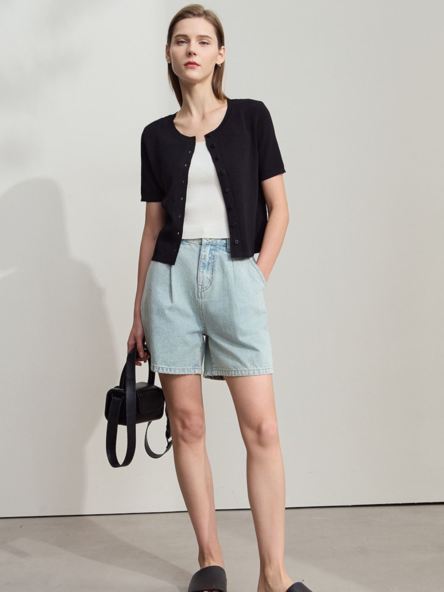 Rückansicht des schwarzen Stricktops mit Rundhalsausschnitt