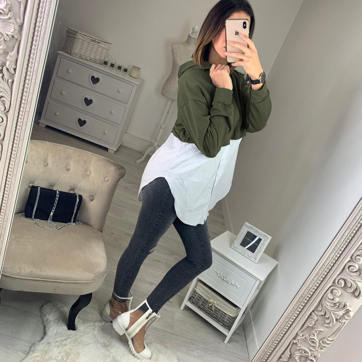 Damen Cropped Hoodie mit modischer Hemdbluse kombiniert Sovae