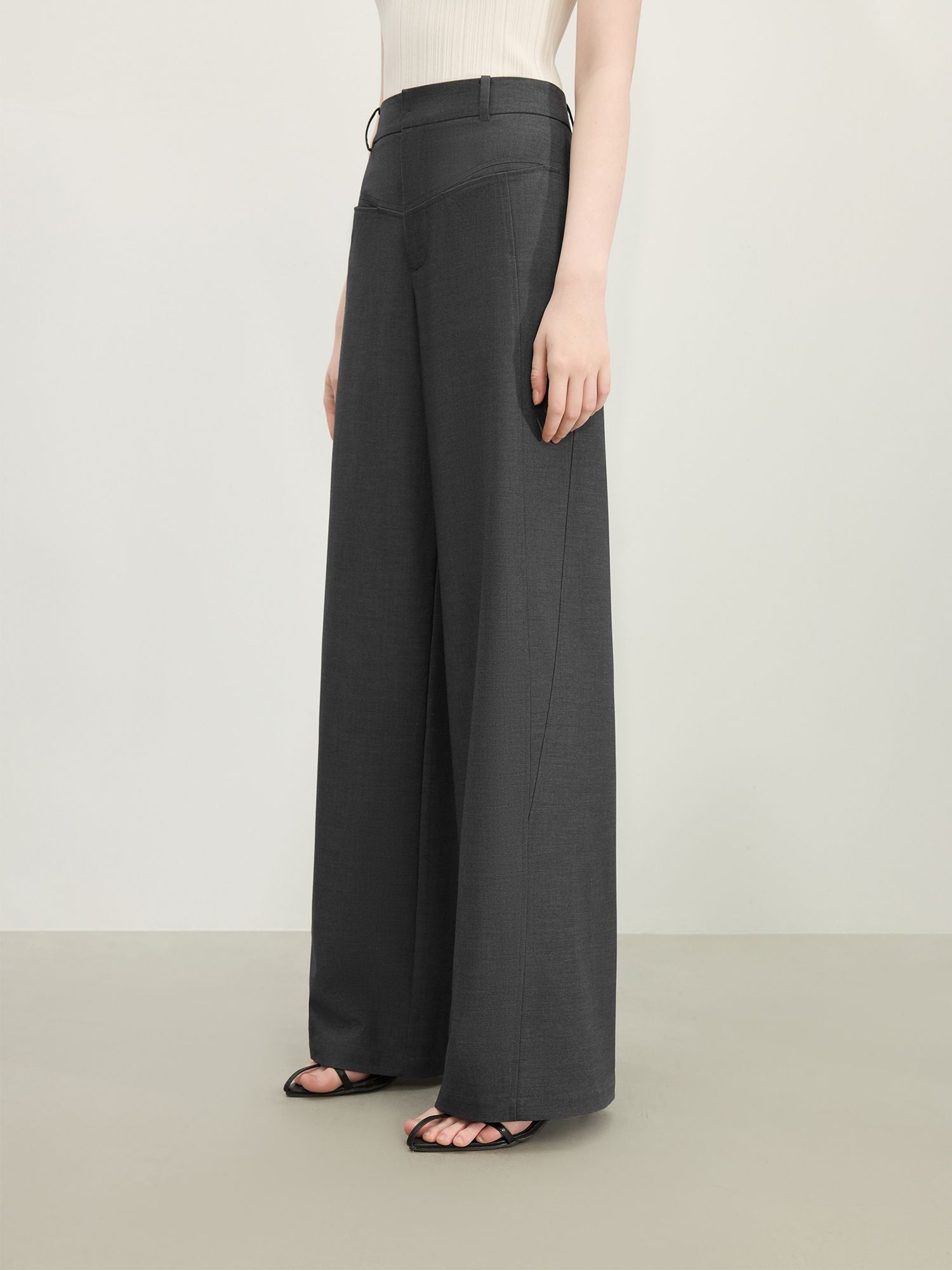Rückansicht der weiten schwarzen Stoffhose mit eleganter Silhouette