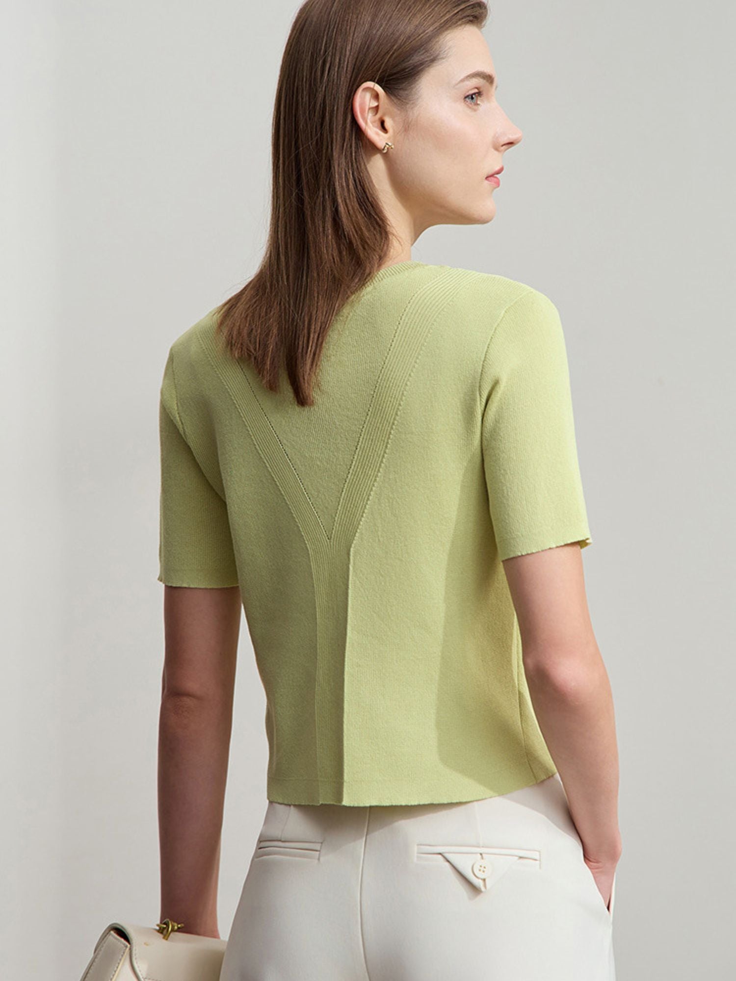 Rückansicht des hellgrünen Tops mit kurzen Ärmeln