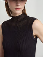 Nahaufnahme des schwarzen Stricktops mit Stehkragen