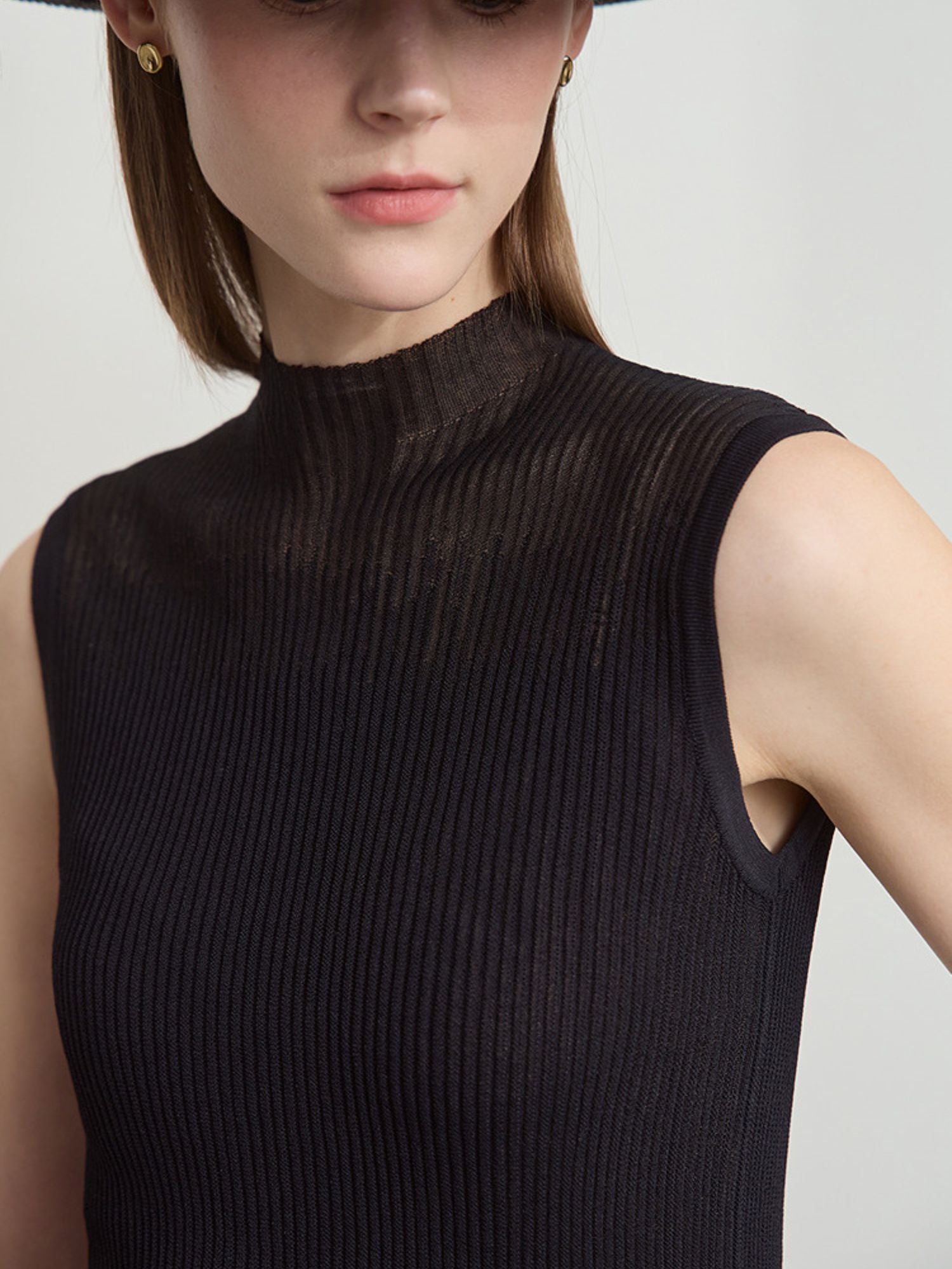 Nahaufnahme des schwarzen Stricktops mit Stehkragen