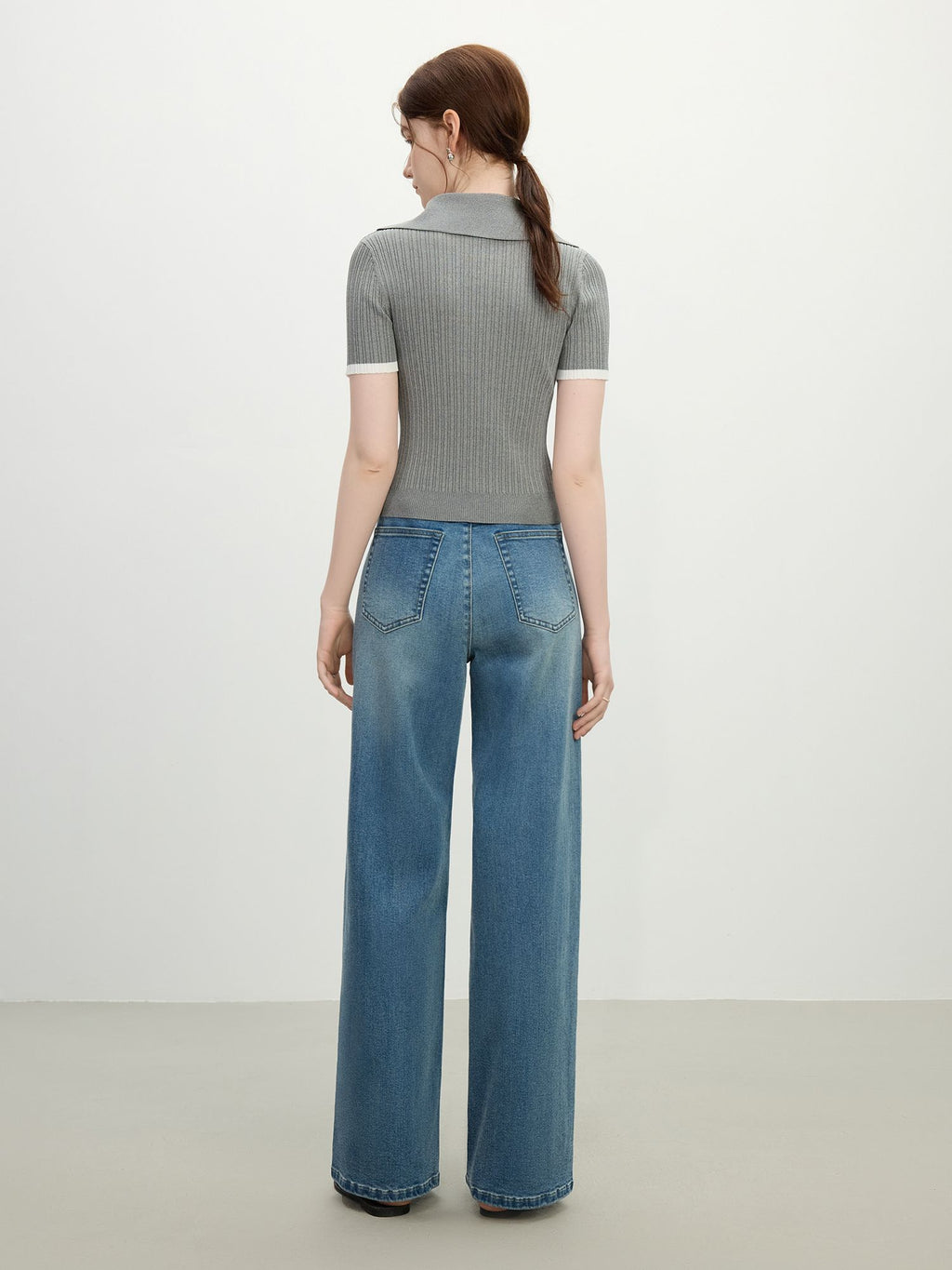 Rückansicht der blauen Loose-Fit-Jeans mit klassischem 5-Pocket-Design