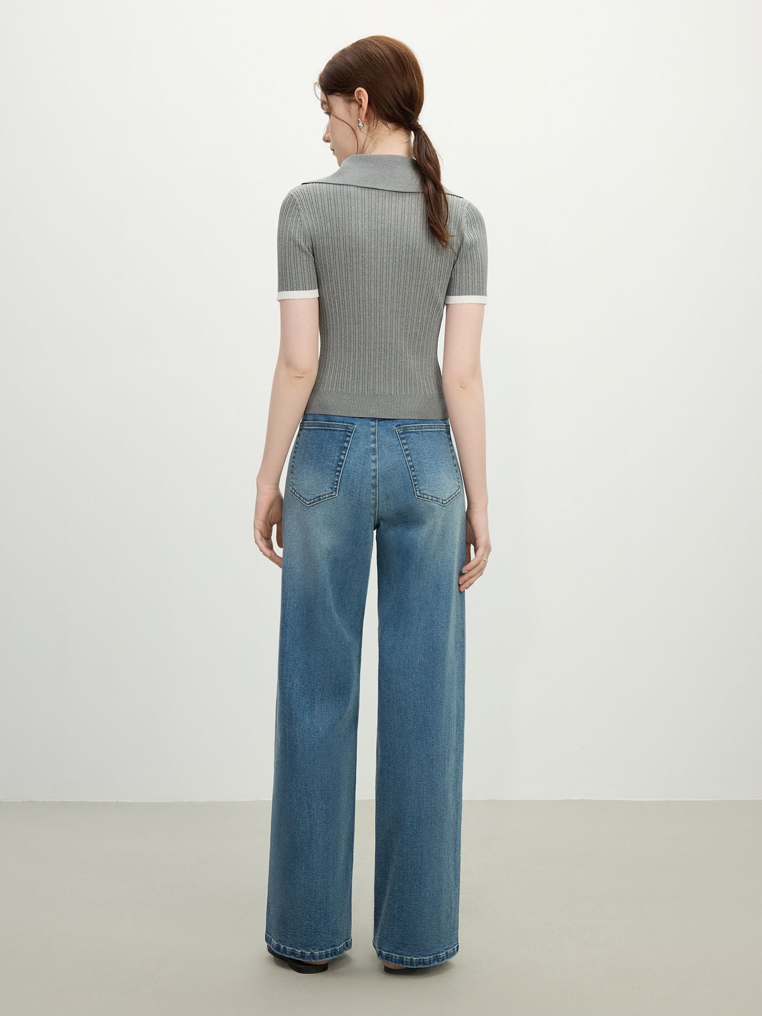 Rückansicht der blauen Loose-Fit-Jeans mit klassischem 5-Pocket-Design