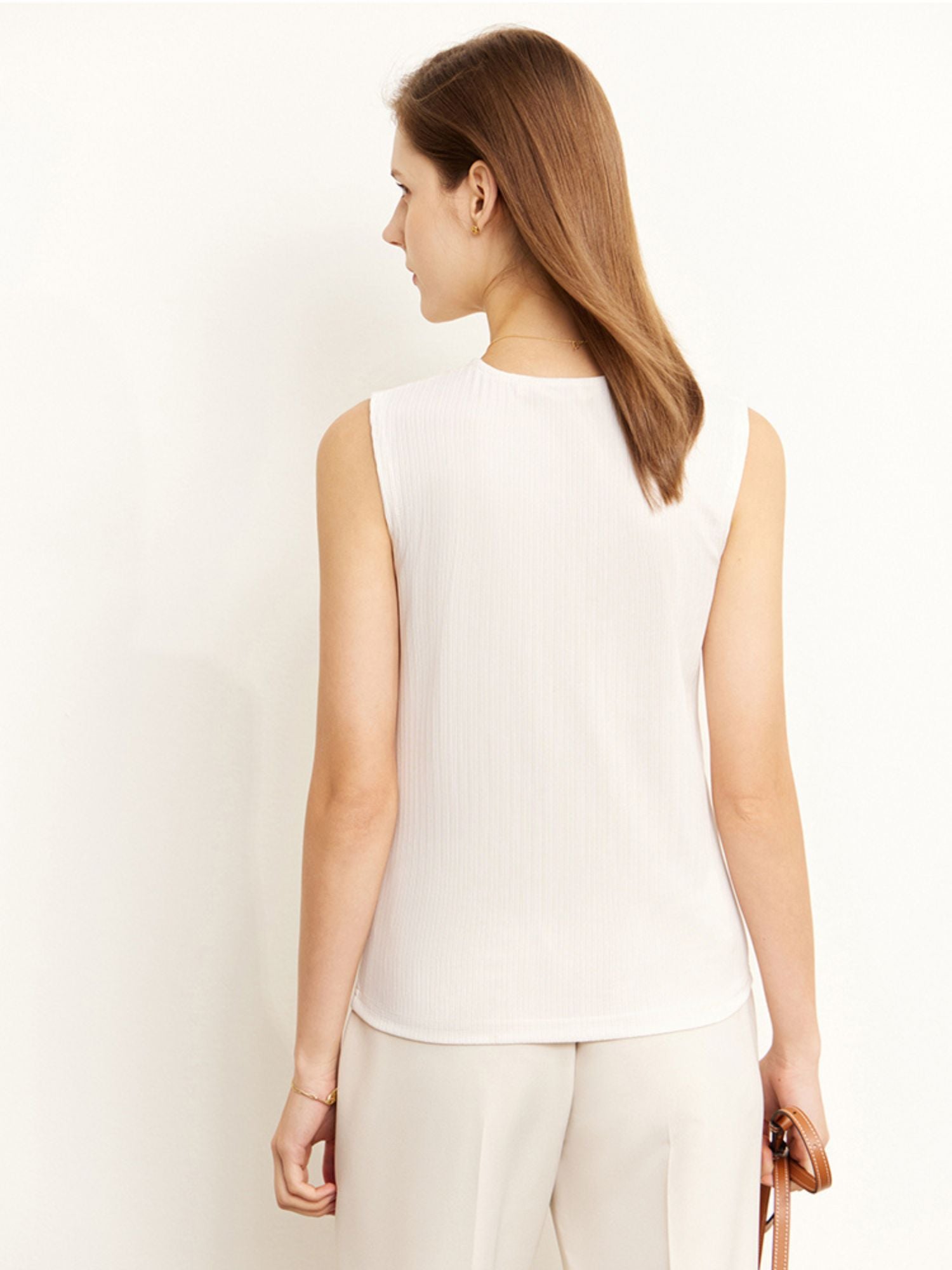 Rückansicht des weißen Tops mit leicht geripptem Stoff