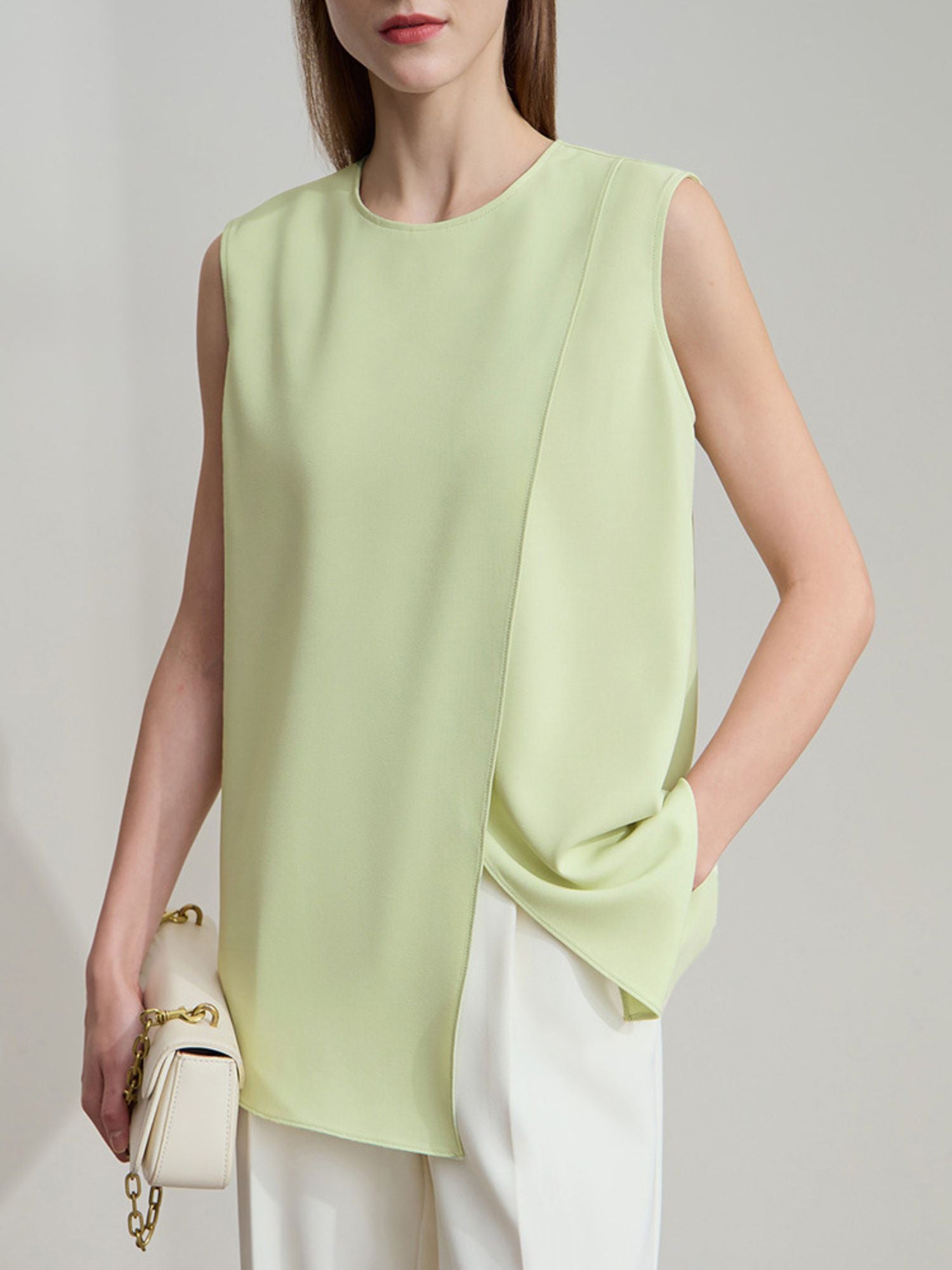 Rückansicht der hellgrünen Bluse mit fließendem Stoff