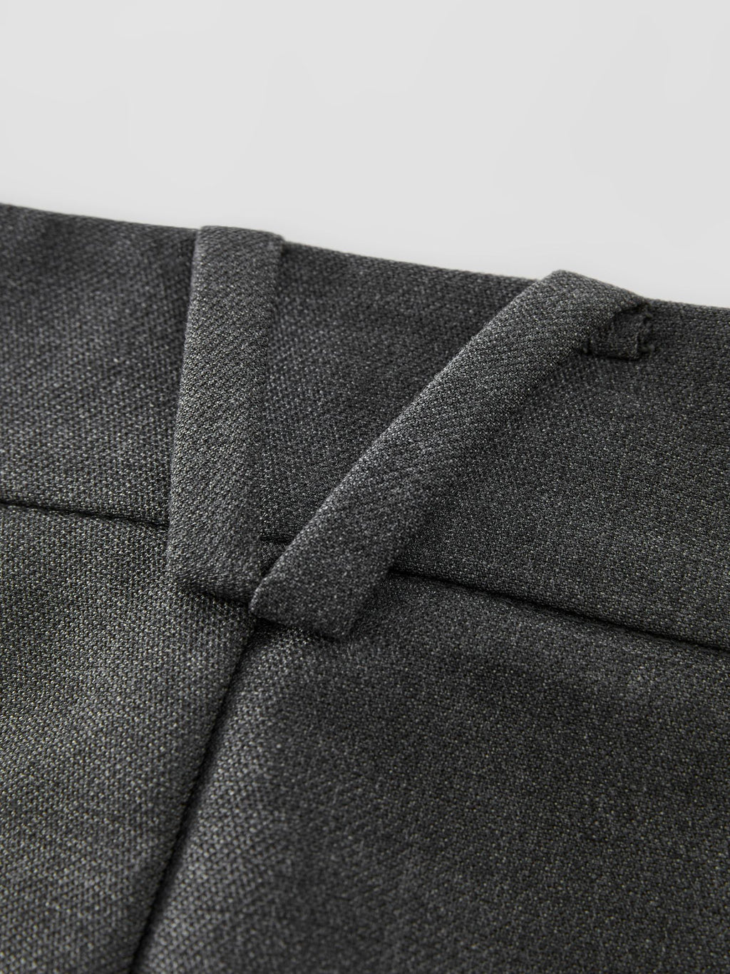 Nahaufnahme des glatten, schwarzen Stoffes mit leichtem Glanz