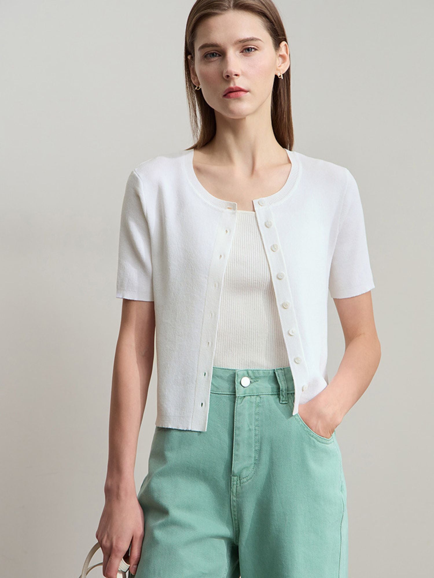 Detailansicht der weißen Knopfleiste auf einem gerippten Stricktop