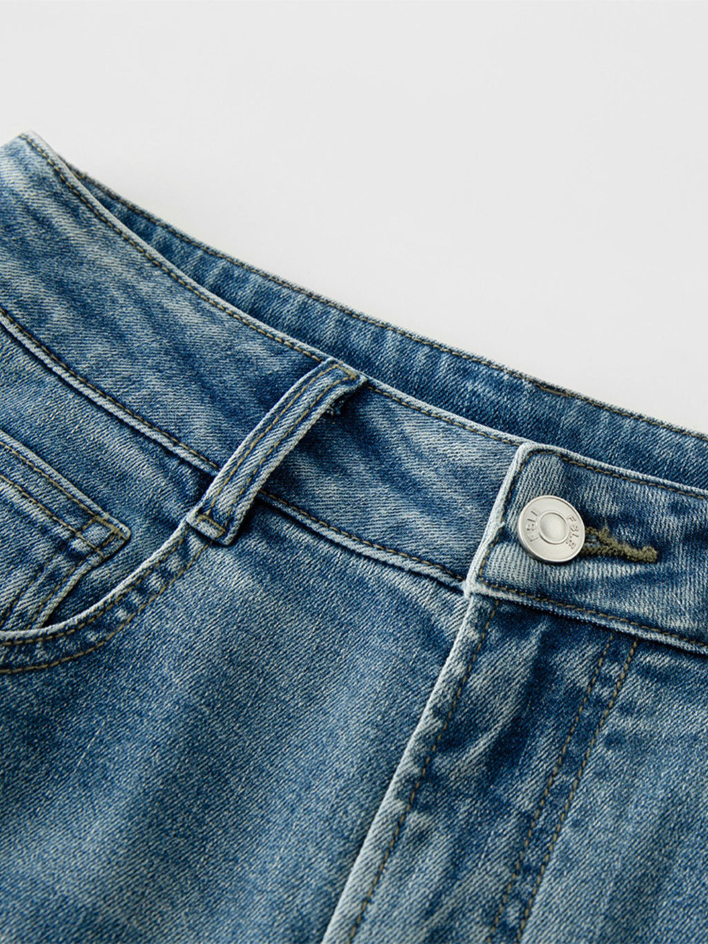 Nahaufnahme des Reißverschlusses und der Nahtdetails der Jeans
