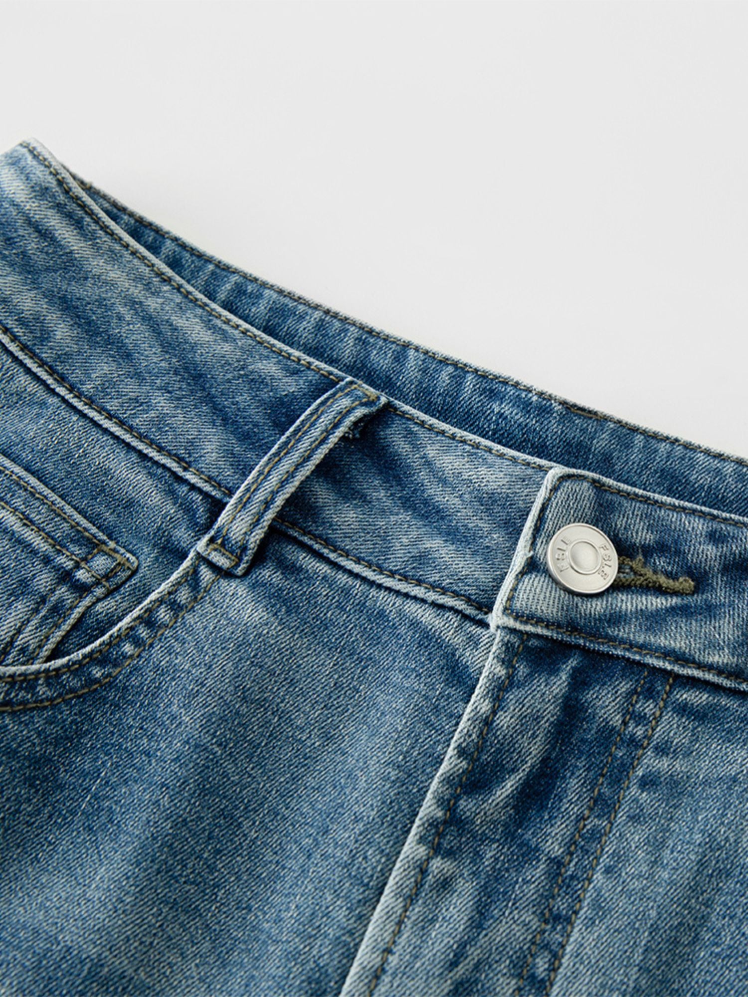 Nahaufnahme des Reißverschlusses und der Nahtdetails der Jeans