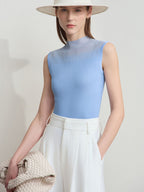 Nahaufnahme des blauen Stricktops mit geripptem Verlaufsmuster

