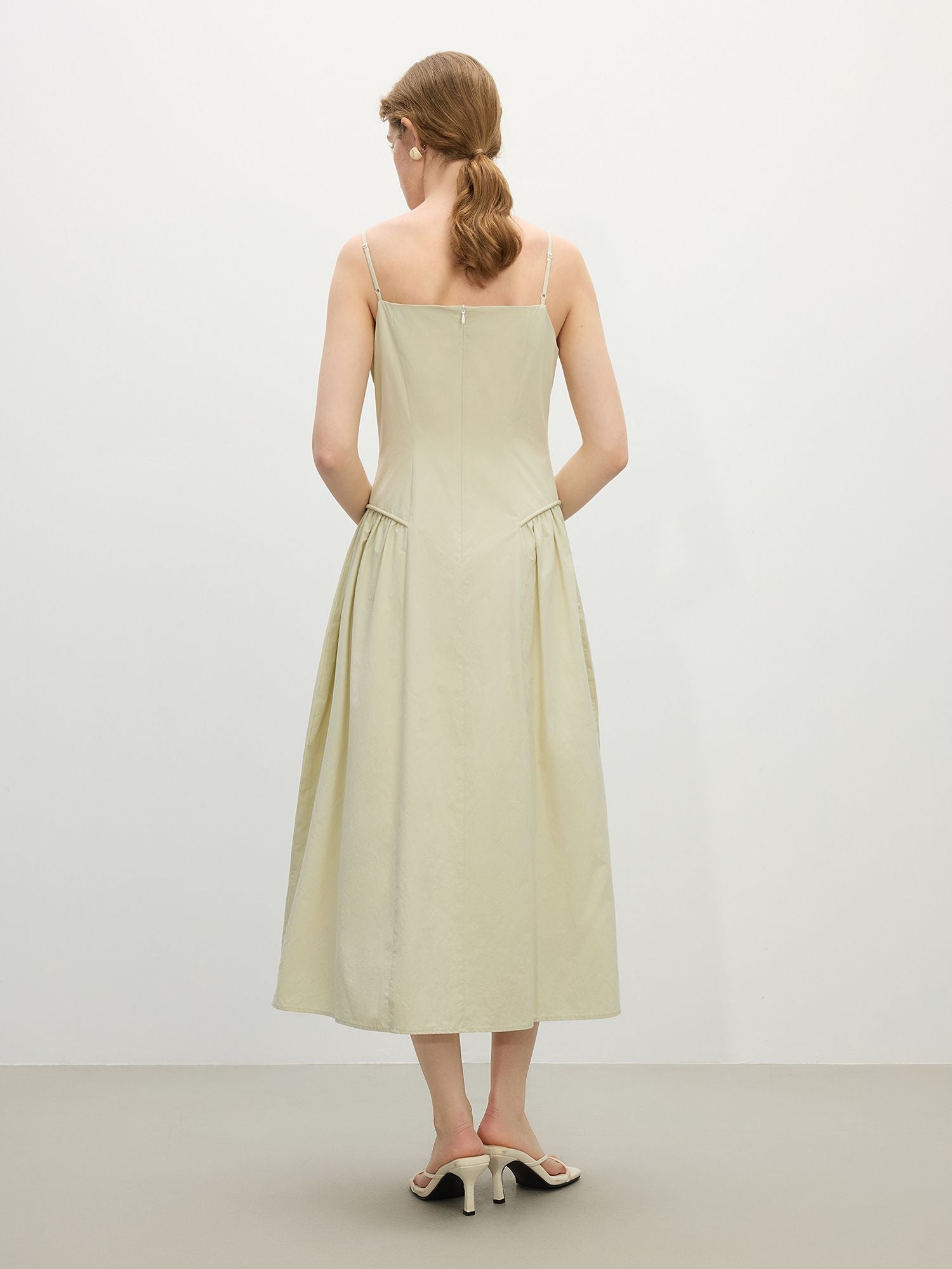 Produktbild: Hellgrünes Midikleid mit V-Ausschnitt, Spaghettiträgern und ausgestelltem Rock