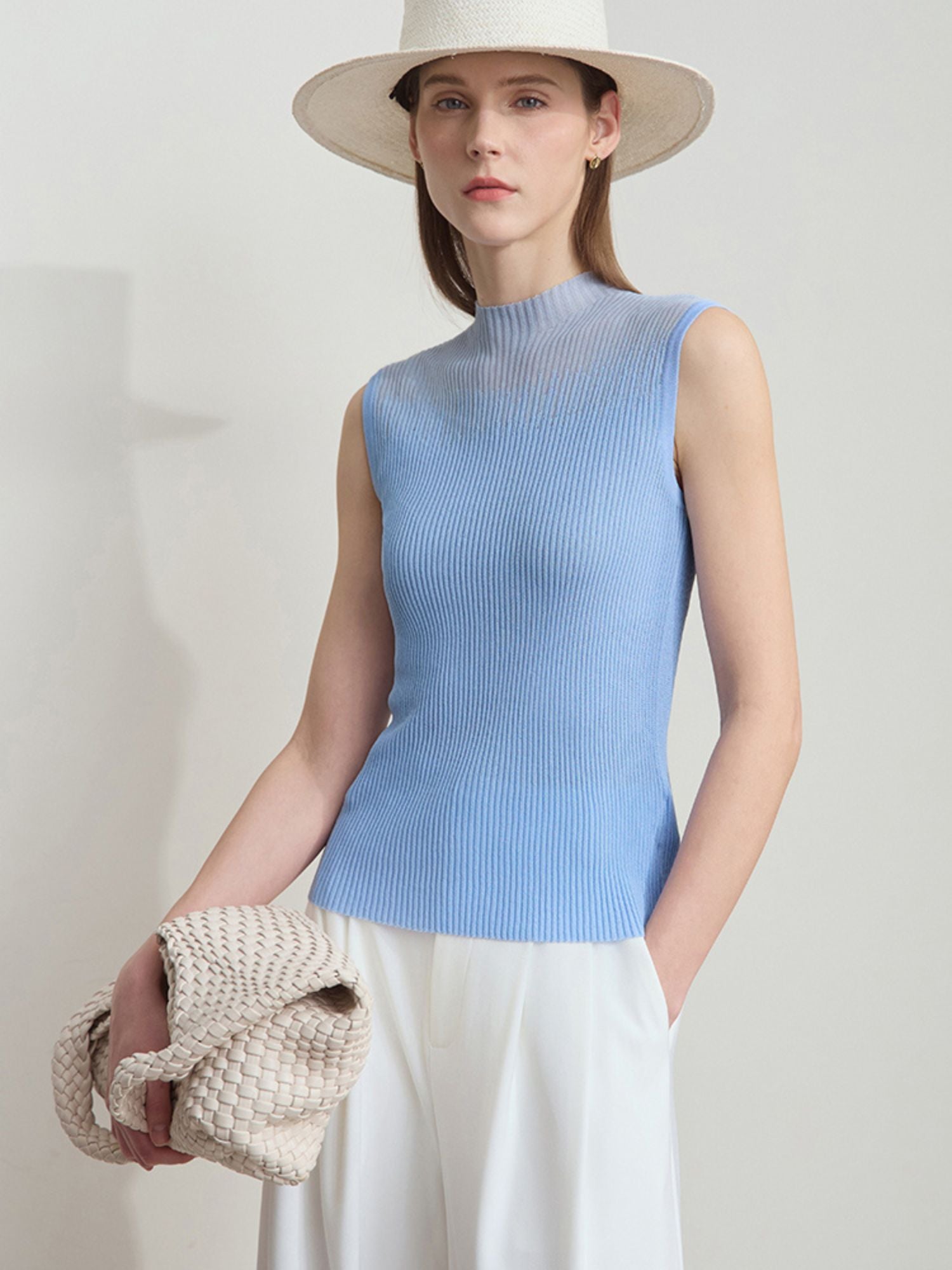 Rückansicht des blauen Tops mit geradem Saum