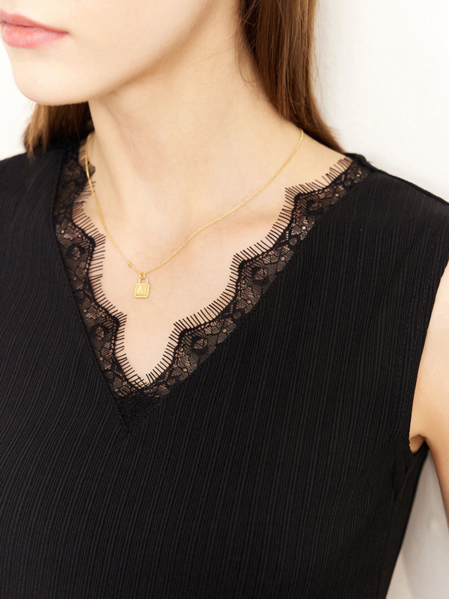 Nahaufnahme des schwarzen Tops mit Spitzenbesatz am Dekolleté

