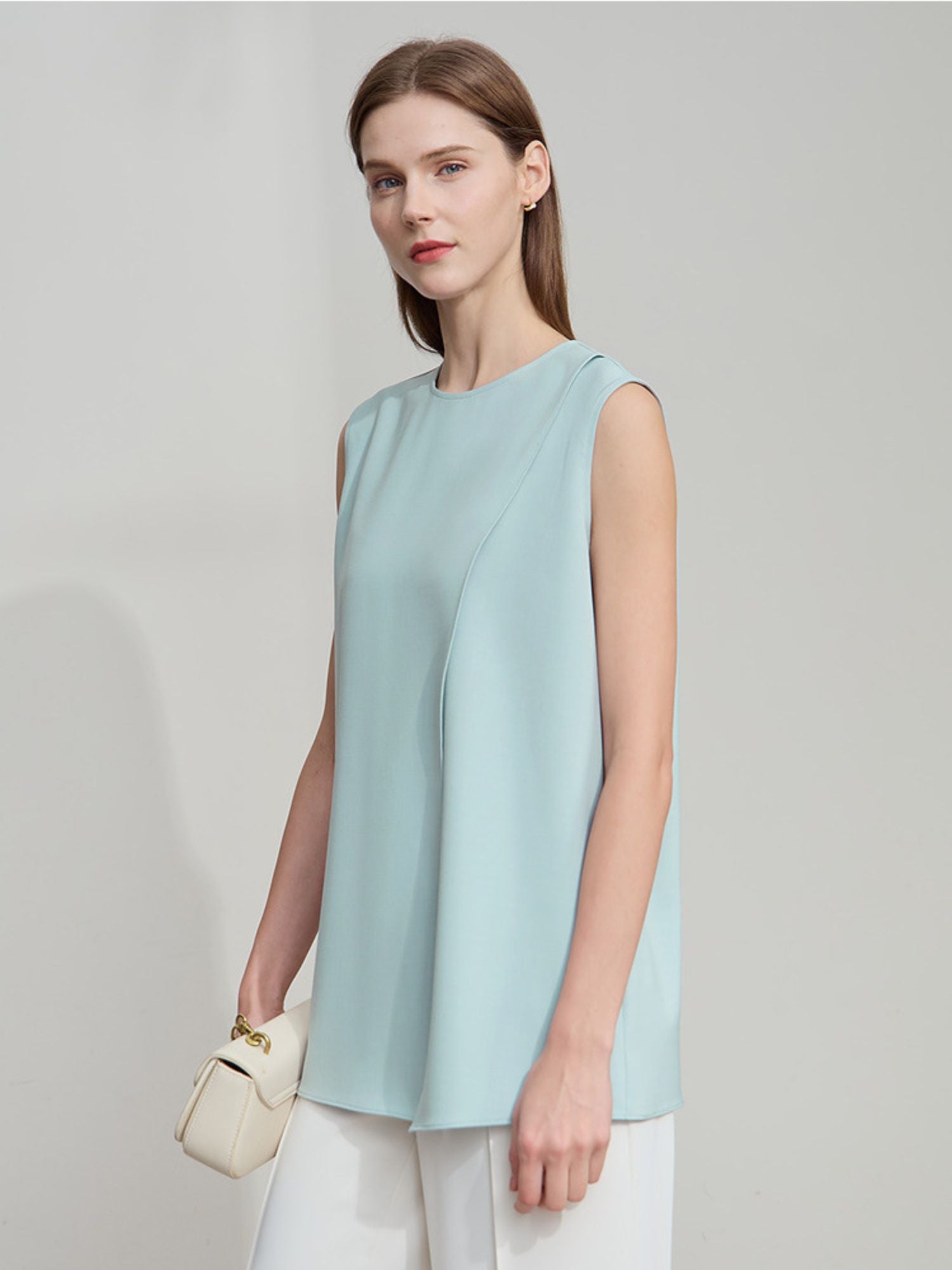 Rückansicht der blauen ärmellosen Bluse mit lockerem Fall