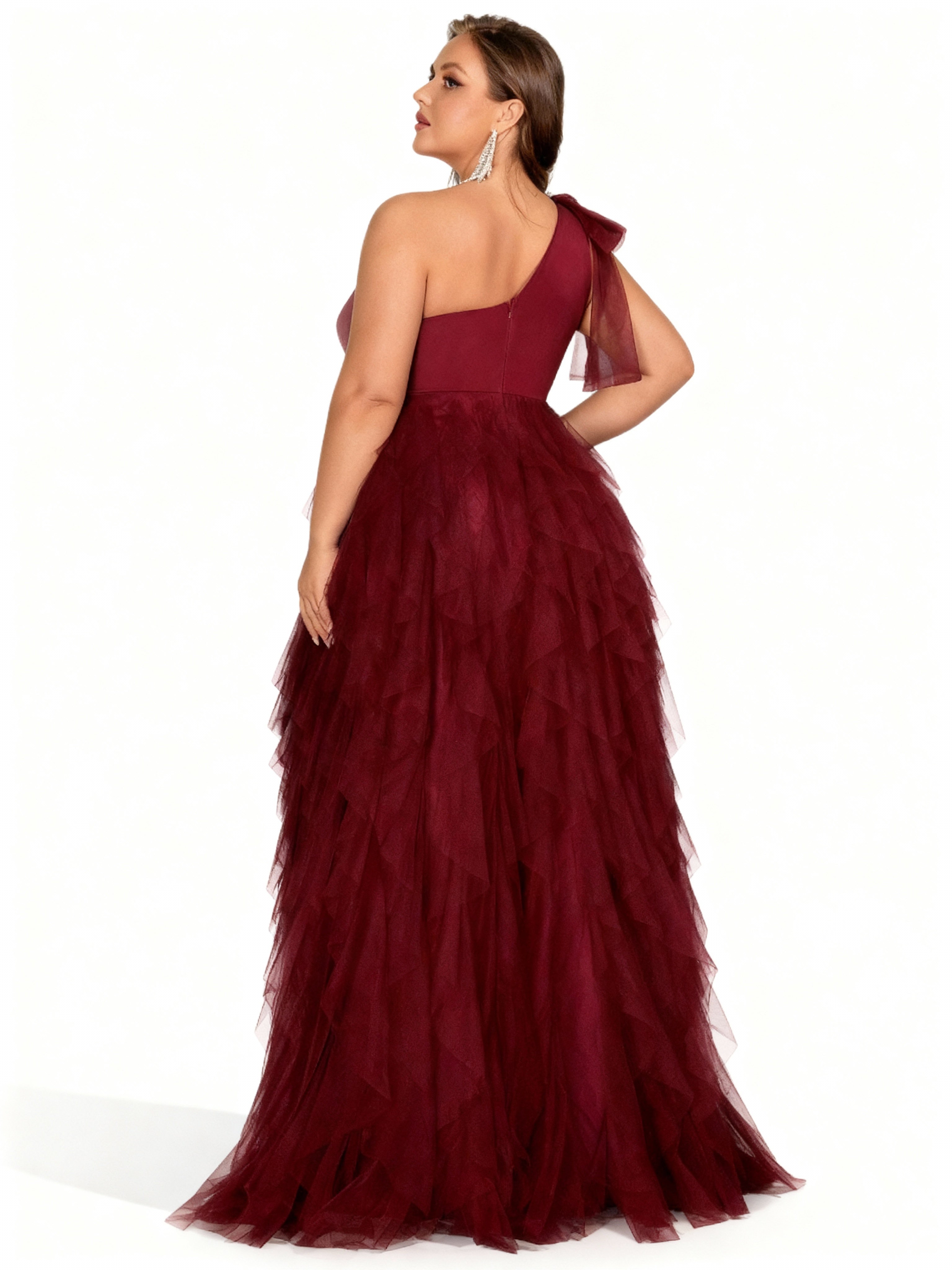 Sovae | Elegantes Abendkleid in Übergröße mit asymmetrischem Ausschnitt und Schlitz