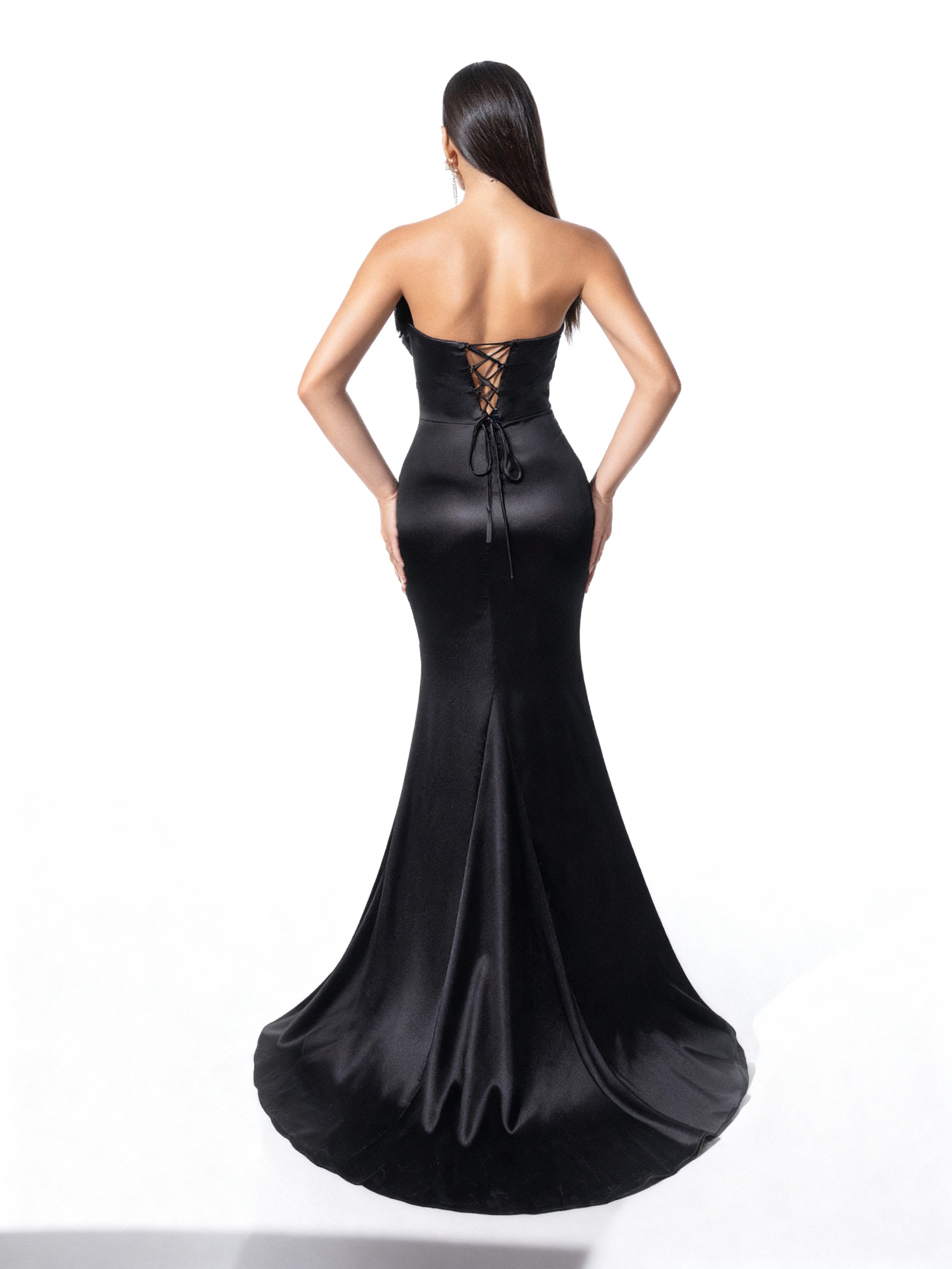 Sovae | Elegantes schwarzes Satin-Abendkleid mit 3D-Blumen und Schlitz