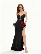 Sovae | Glamouröses Schwarzes Kleid mit Trägerdesign und Hohem Beinschlitz