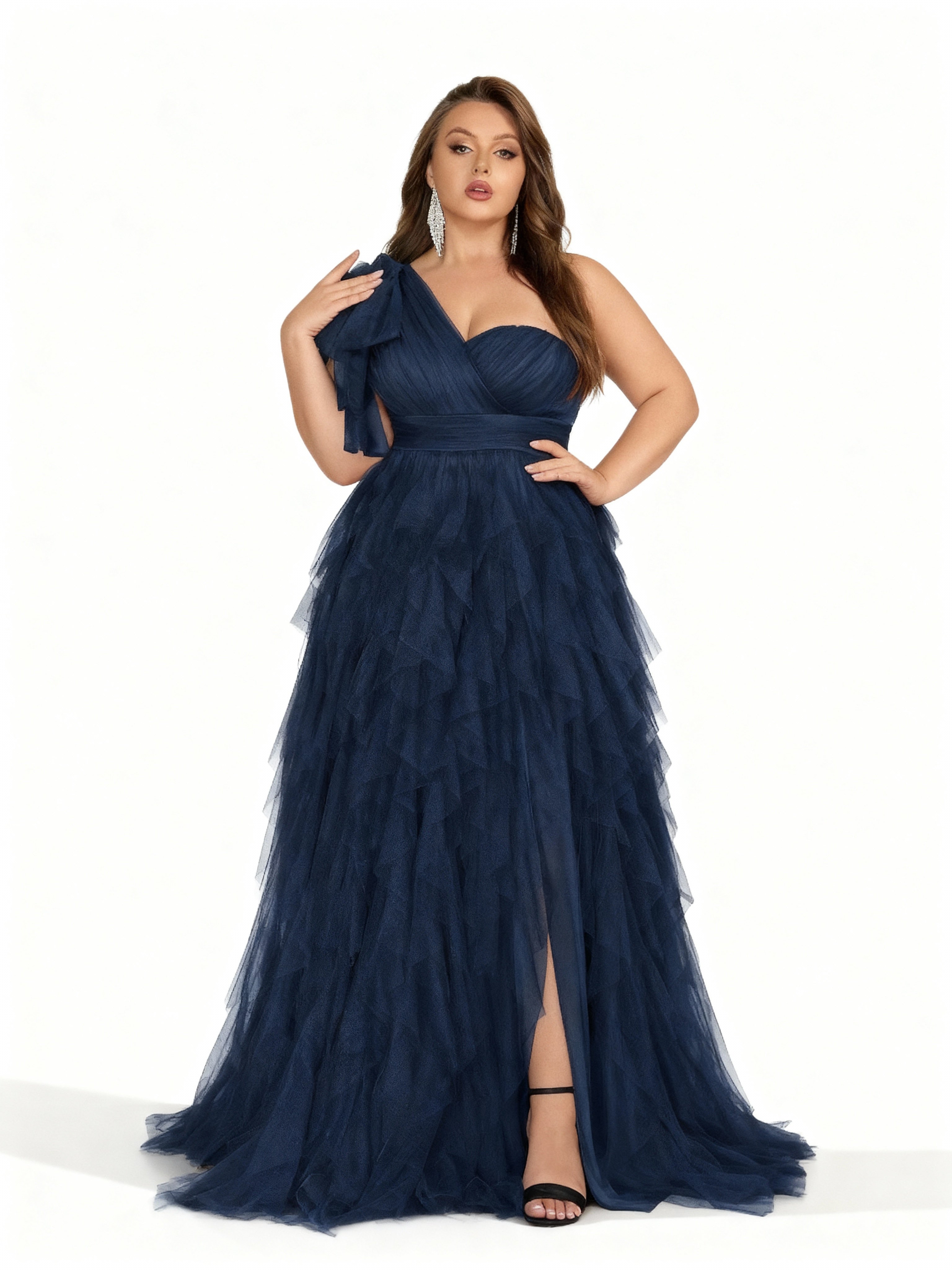 Sovae | Elegantes Abendkleid in Übergröße mit asymmetrischem Ausschnitt und Schlitz