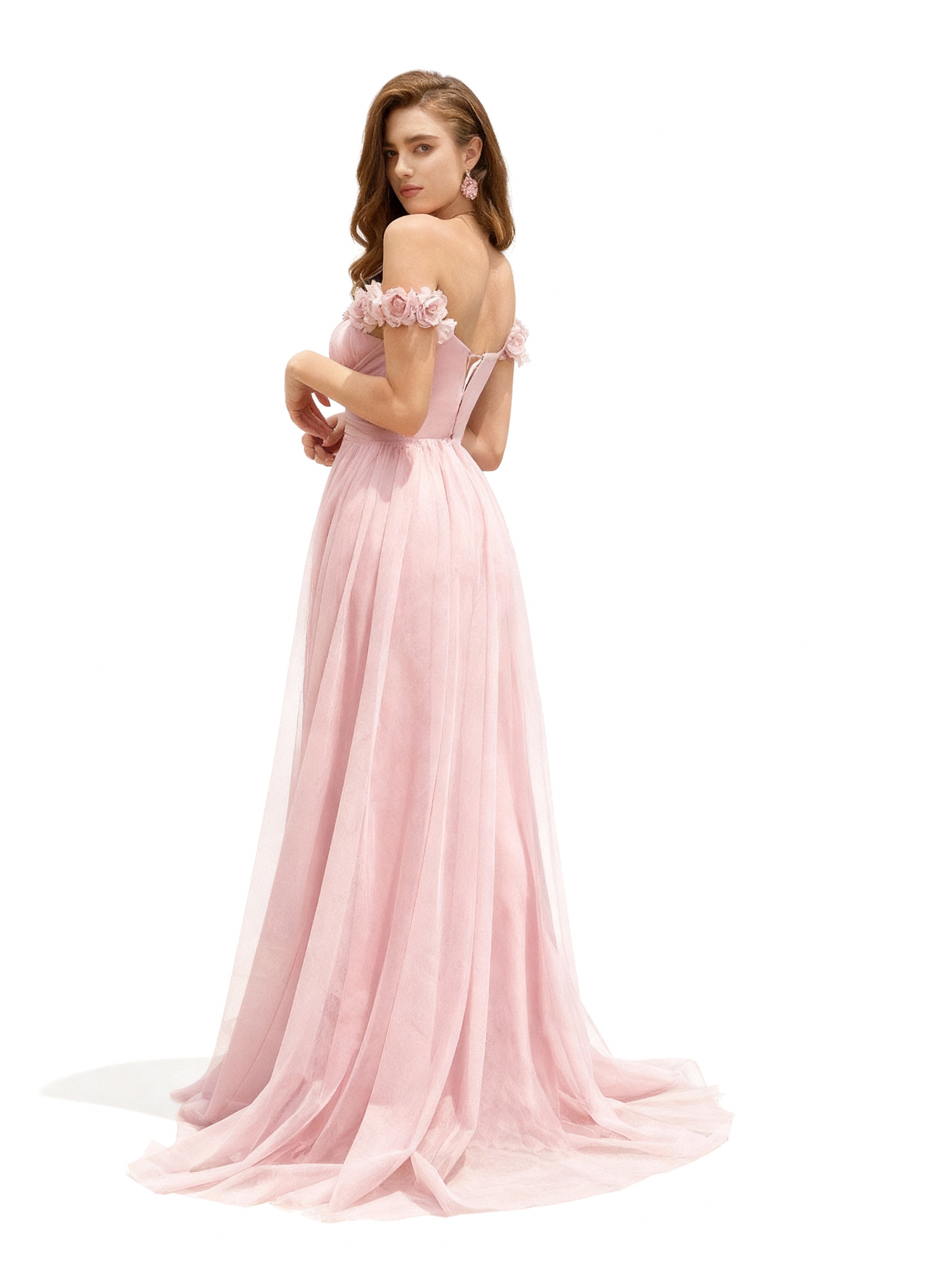 Sovae | Sommerliches Abendkleid in Rosa mit Blumenverzierung und Schlitz in der Taille