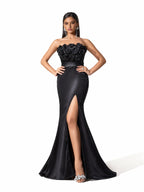 Sovae | Elegantes schwarzes Satin-Abendkleid mit 3D-Blumen und Schlitz