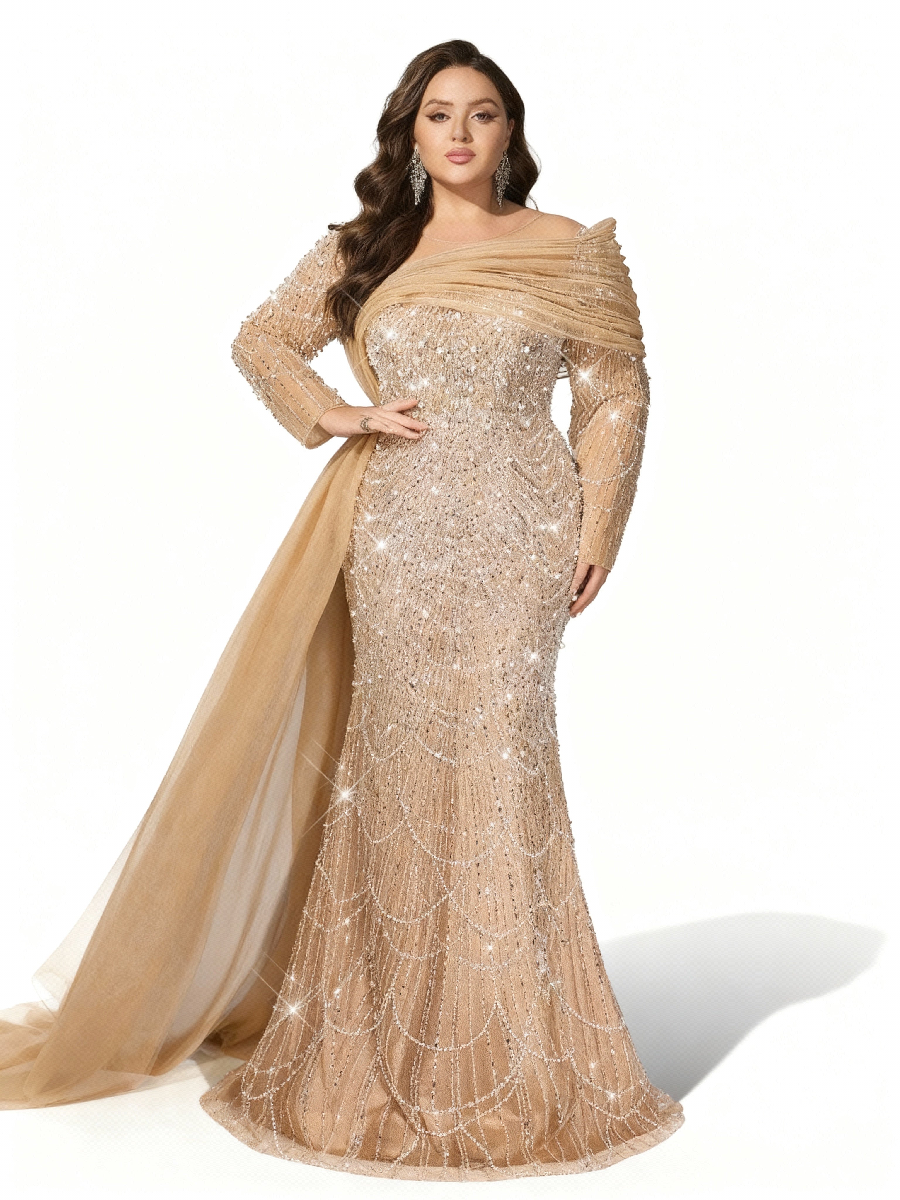 Sovae | Glamouröses Abendkleid in Champagner mit Pailletten, langen Ärmeln und Meerjungfrauen-Saum in Übergröße