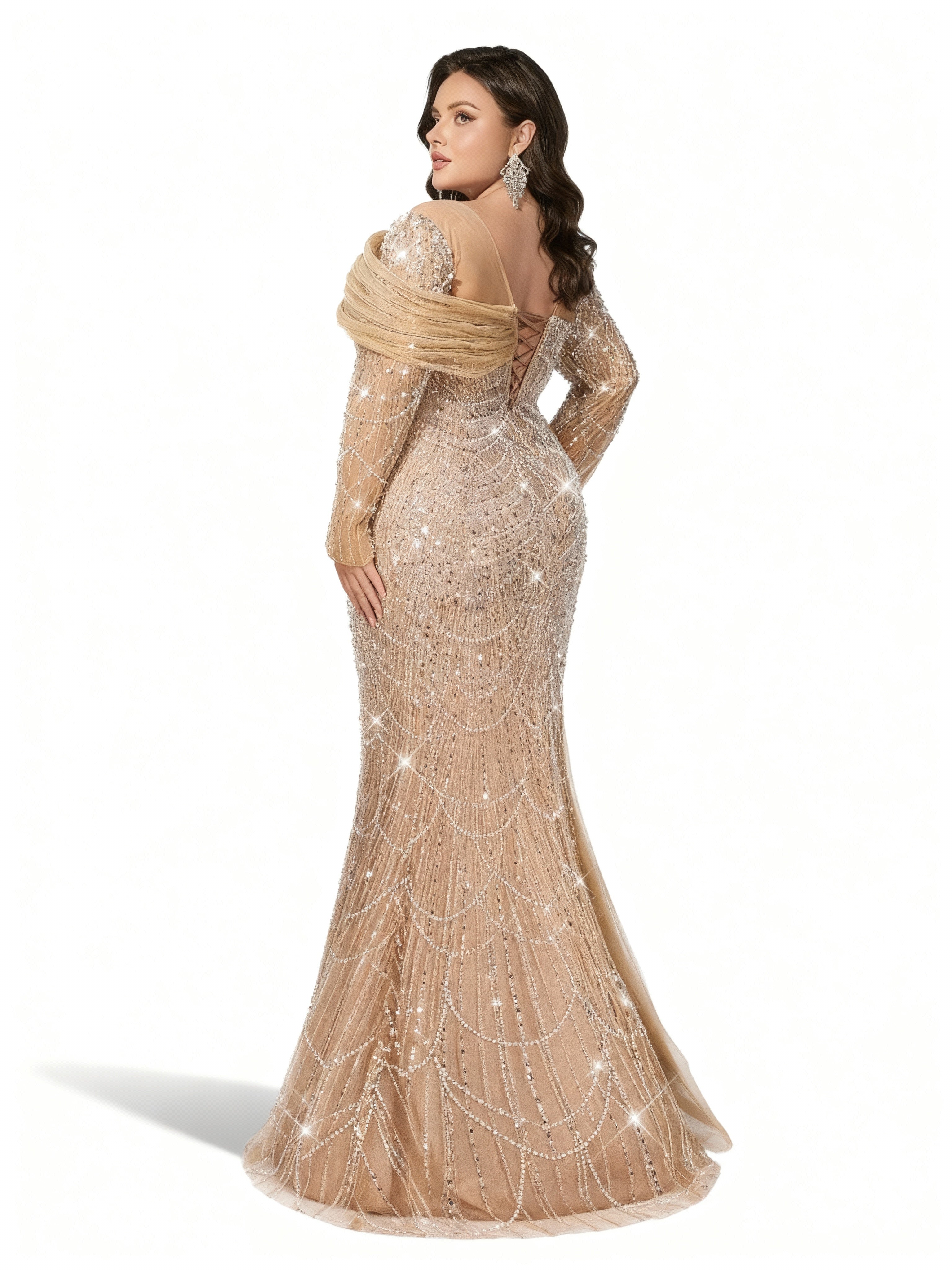 Sovae | Glamouröses Abendkleid in Champagner mit Pailletten, langen Ärmeln und Meerjungfrauen-Saum in Übergröße