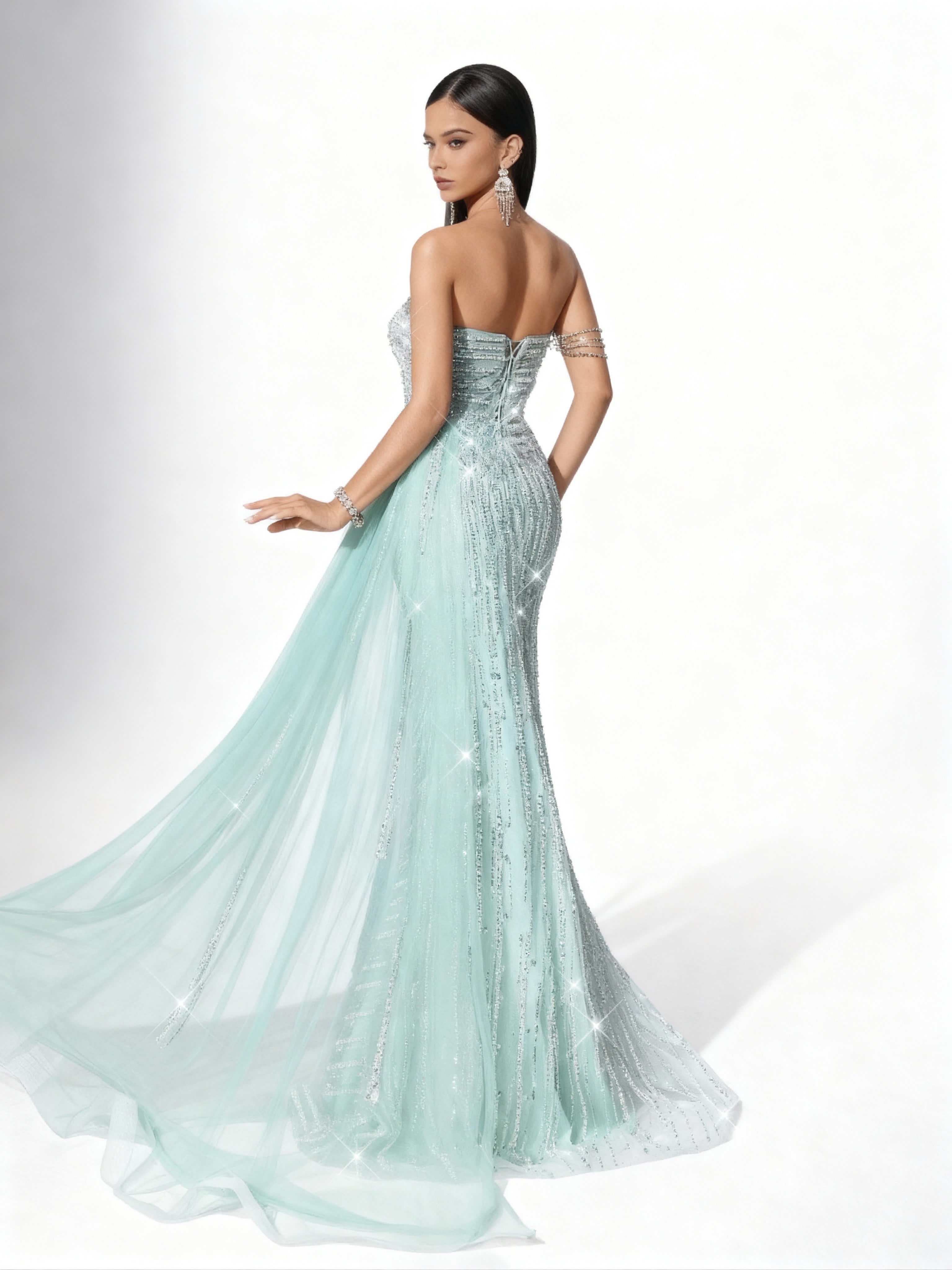 Sovae | Atemberaubendes trägerloses Abendkleid mit Streifen-Pailletten und hohem Beinschlitz