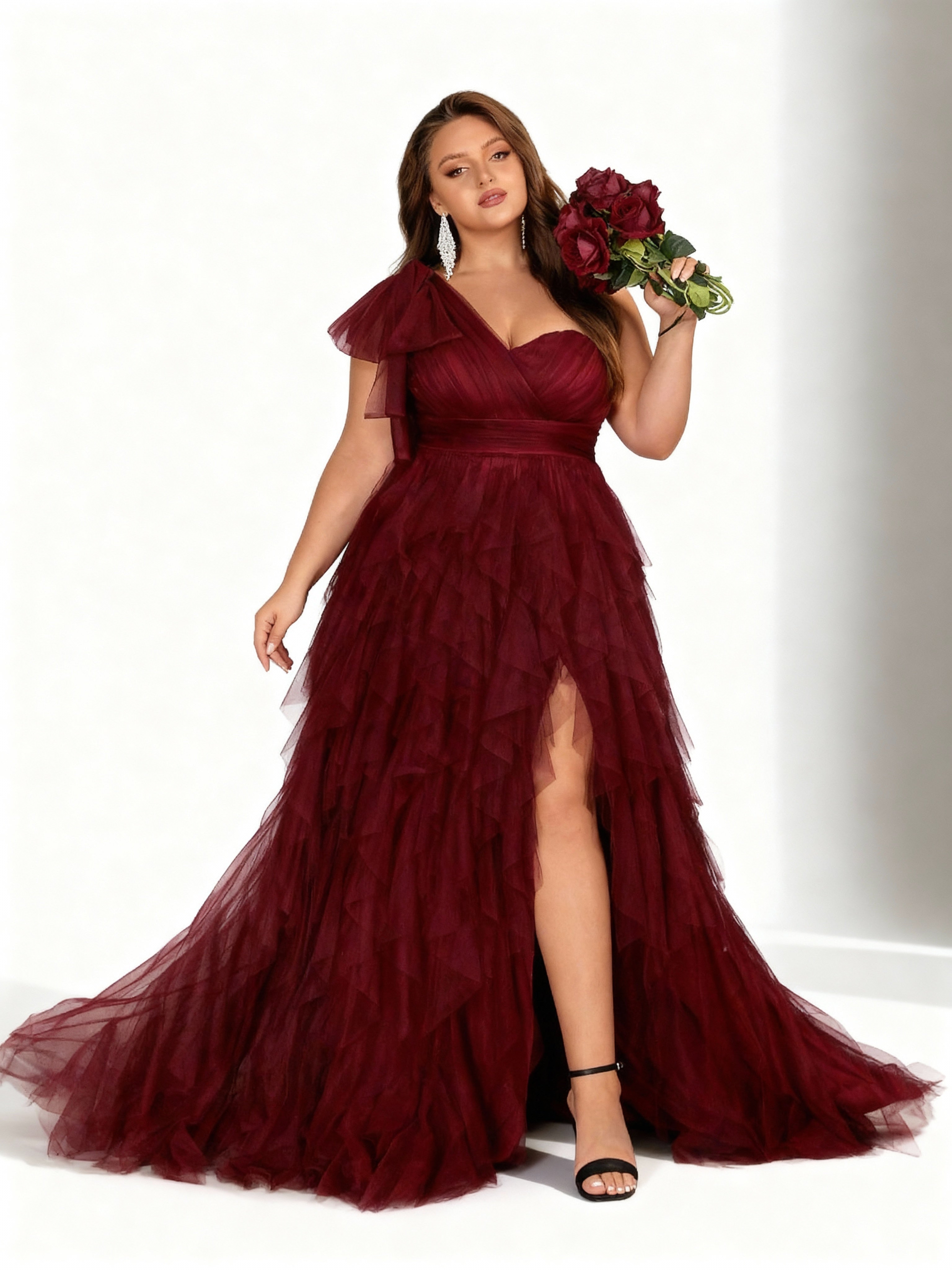 Sovae | Elegantes Abendkleid in Übergröße mit asymmetrischem Ausschnitt und Schlitz