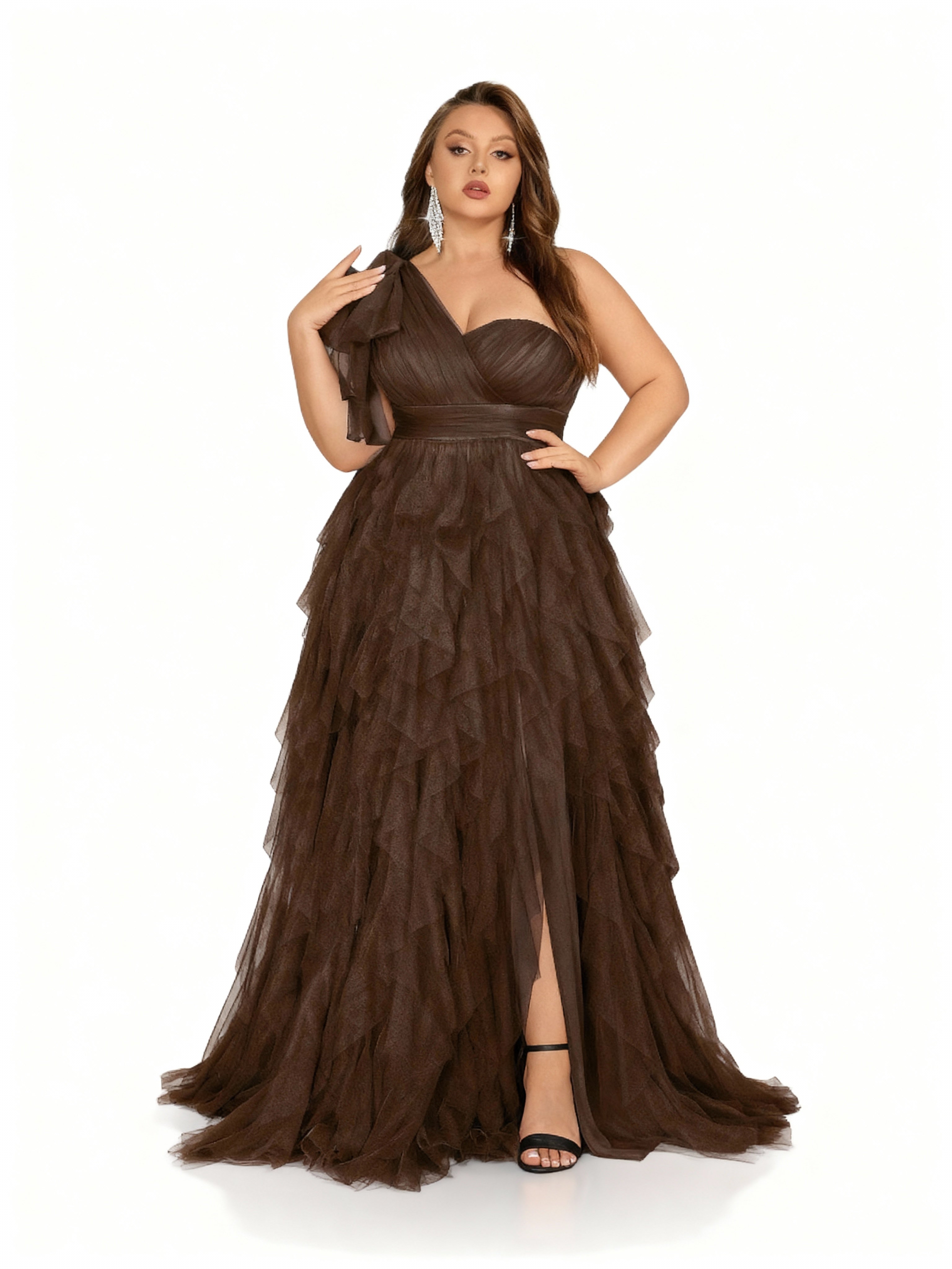 Sovae | Elegantes Abendkleid in Übergröße mit asymmetrischem Ausschnitt und Schlitz