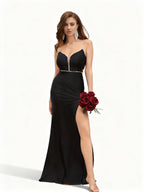 Sovae | Glamouröses Schwarzes Kleid mit Trägerdesign und Hohem Beinschlitz