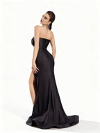 Sovae | Glamouröses Schulterfreies Kleid mit Gedrehtem Design und Beinschlitz