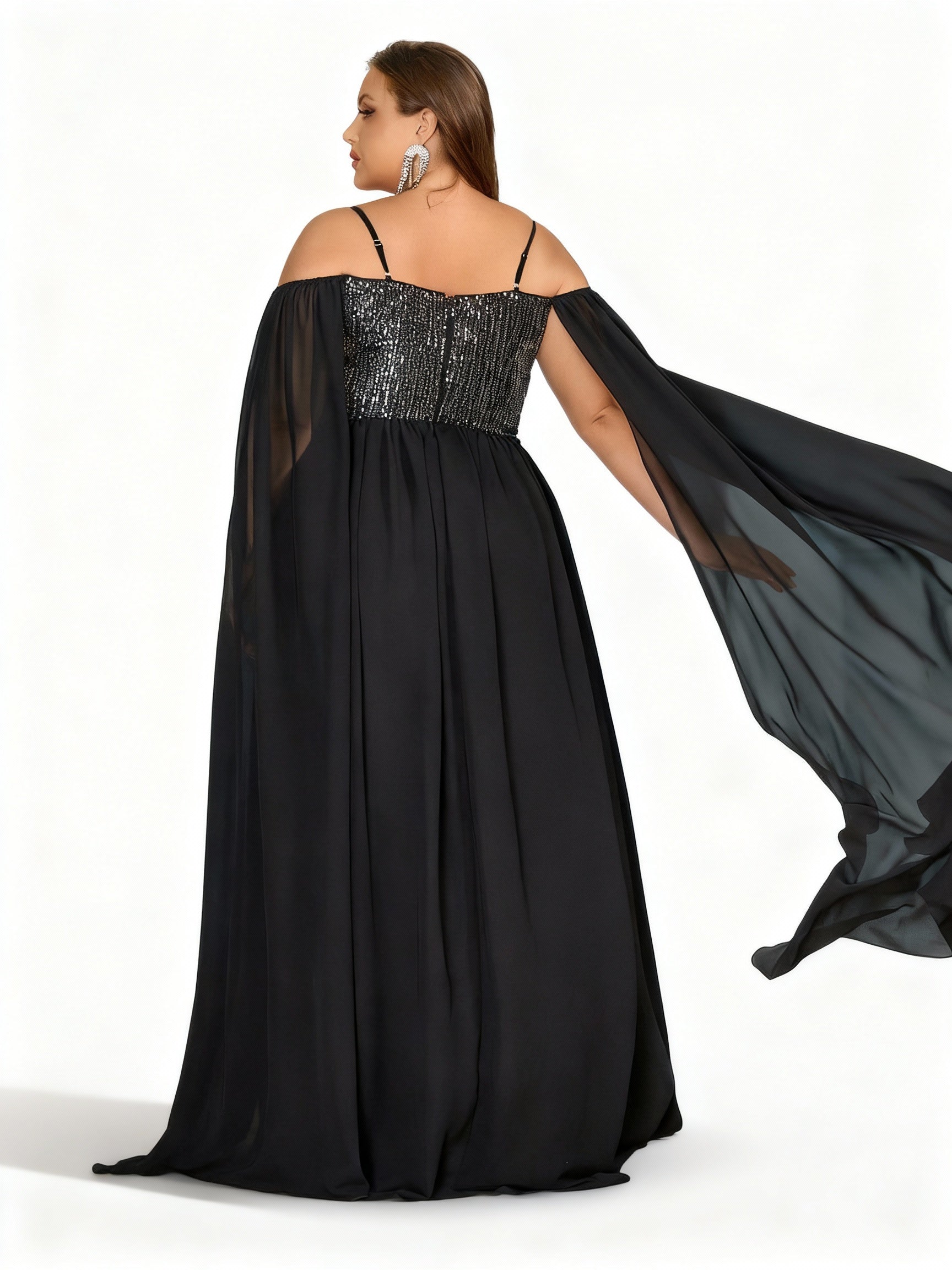 Sovae | Göttliches Schwarzes Kleid in Übergröße mit Pailletten und Cape-Ärmeln