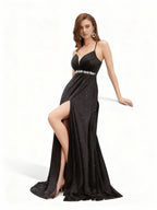 Sovae | Glamouröses Kleid mit Strassverzierter Taille und Schlitz