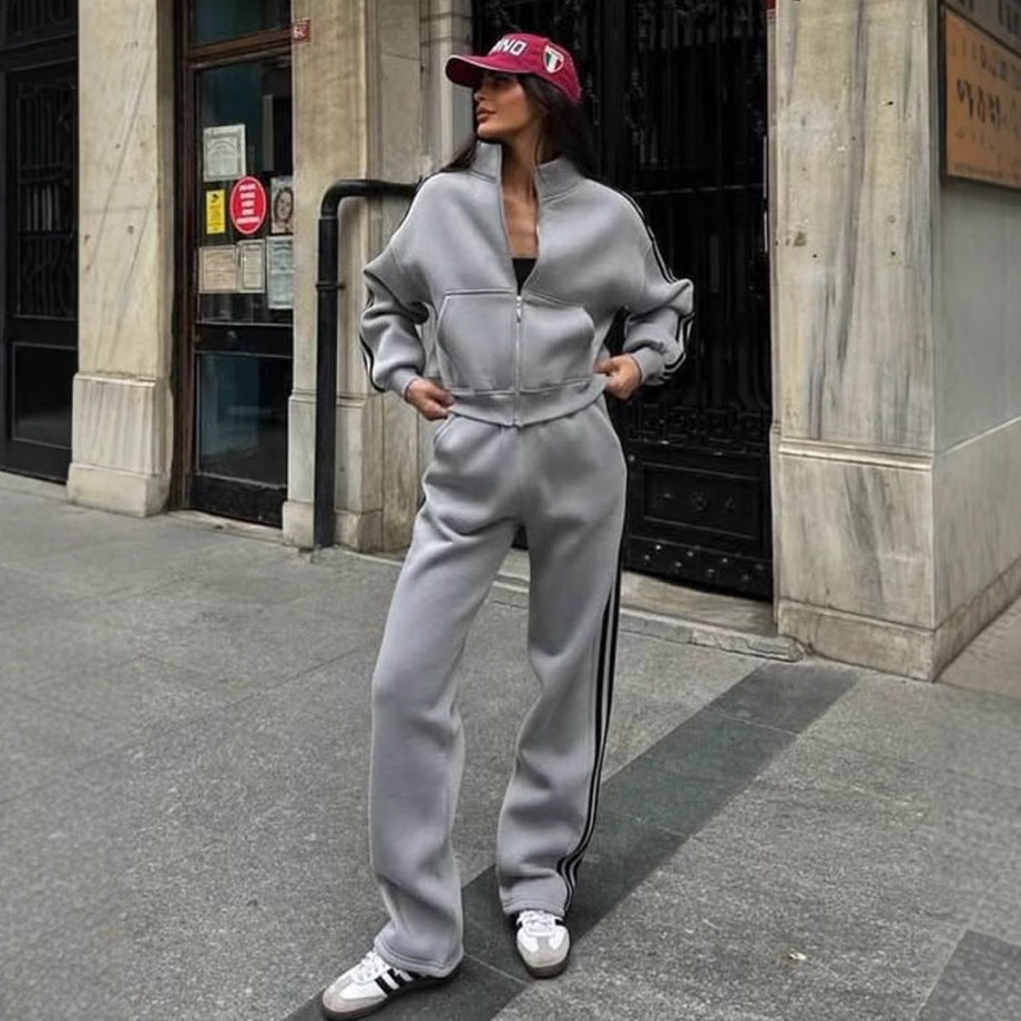 Damen Sportlicher Loungewear-Anzug mit hohem Kragen und seitlichen Streifen Sovae