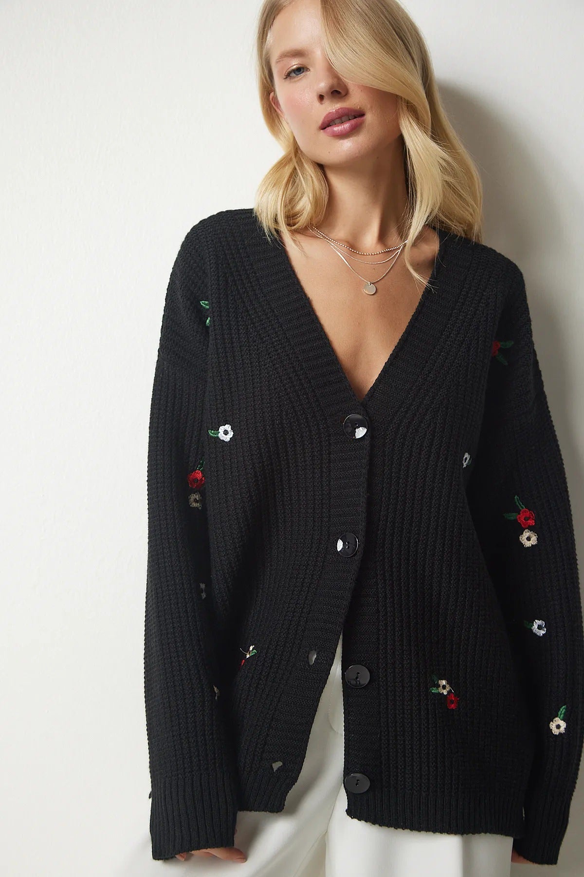 Damen Strickjacke mit floralem Stickdesign und komfortablem Schnitt Sovae