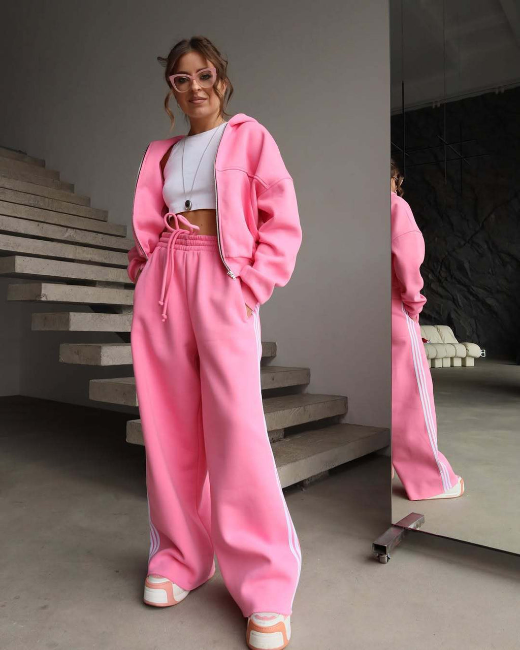 Damen Sportliches Loungewear-Set mit cropped Jacke und bequemen Jogginghosen Sovae