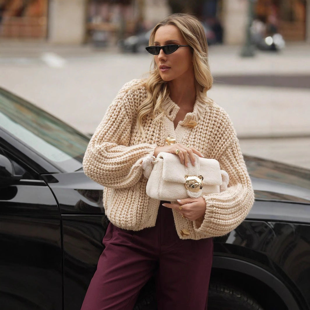 Damen strickige und warme Cardigan mit großen Taschen und goldenen Knöpfen Sovae