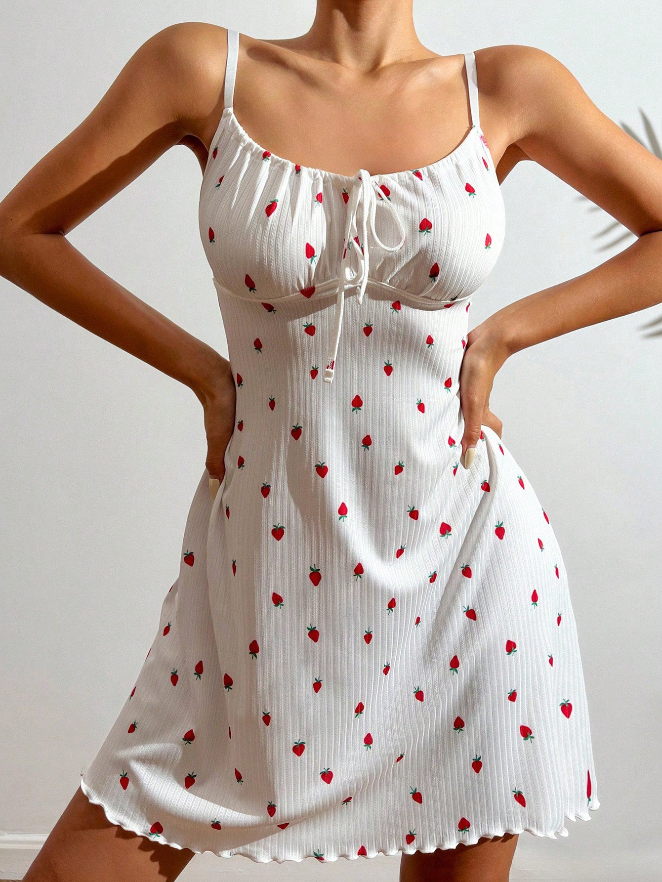 Damen Sommerliches Minikleid mit zartem Erdbeer-Muster Sovae