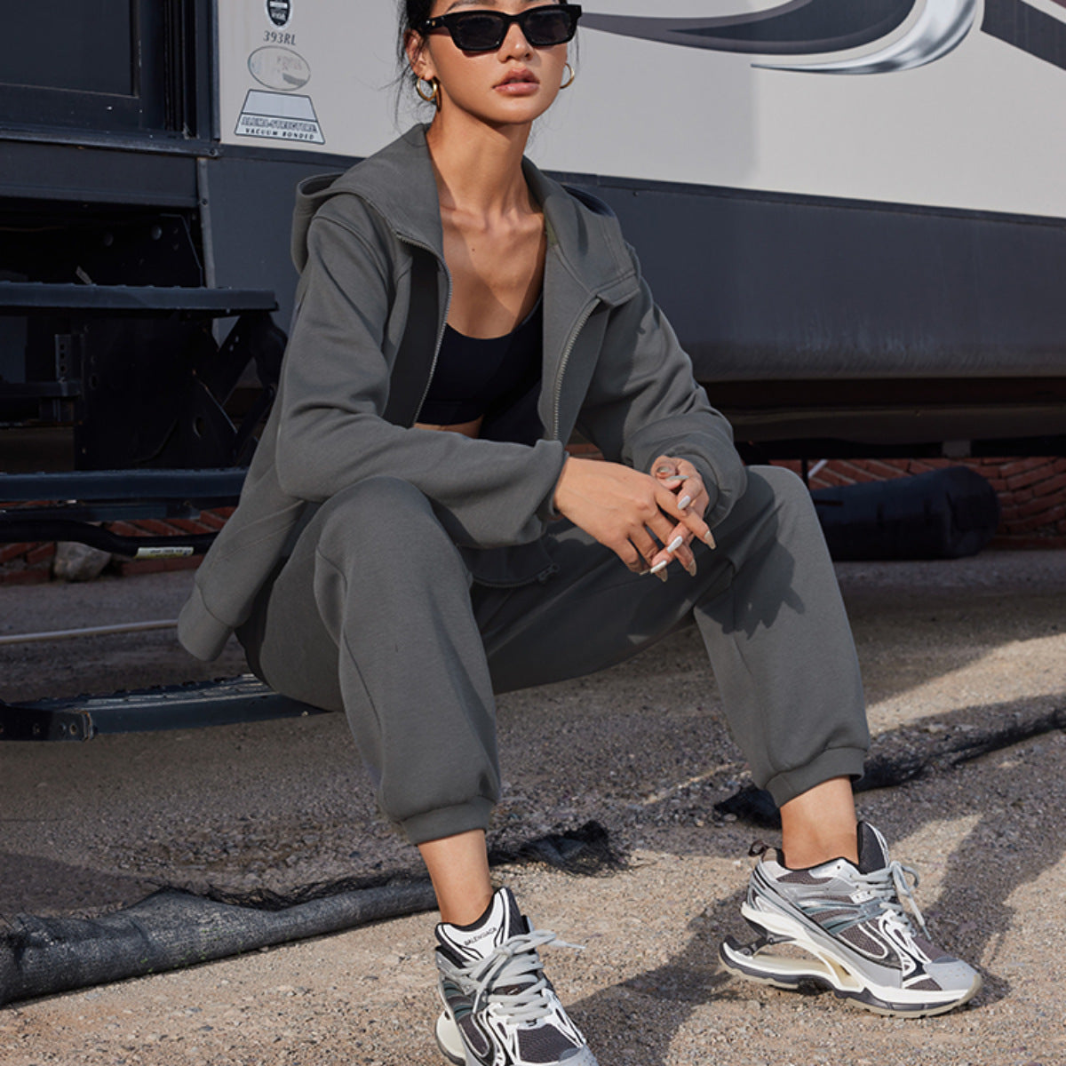 Damen sportliches Fleece-Set mit Kapuze und Reißverschluss Sovae