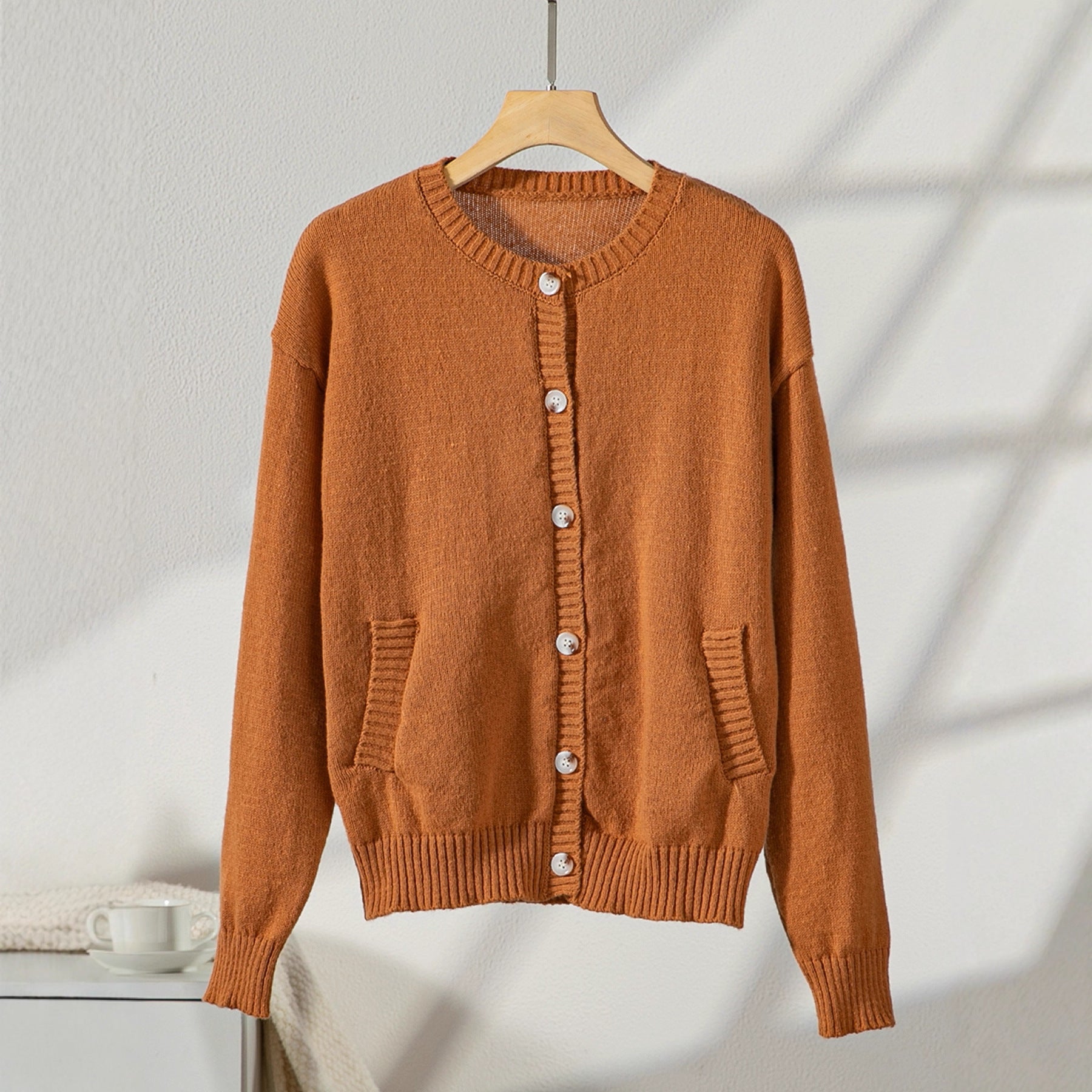 Damen elegante Strickjacke mit Knopfdetails und praktischen Taschen Sovae