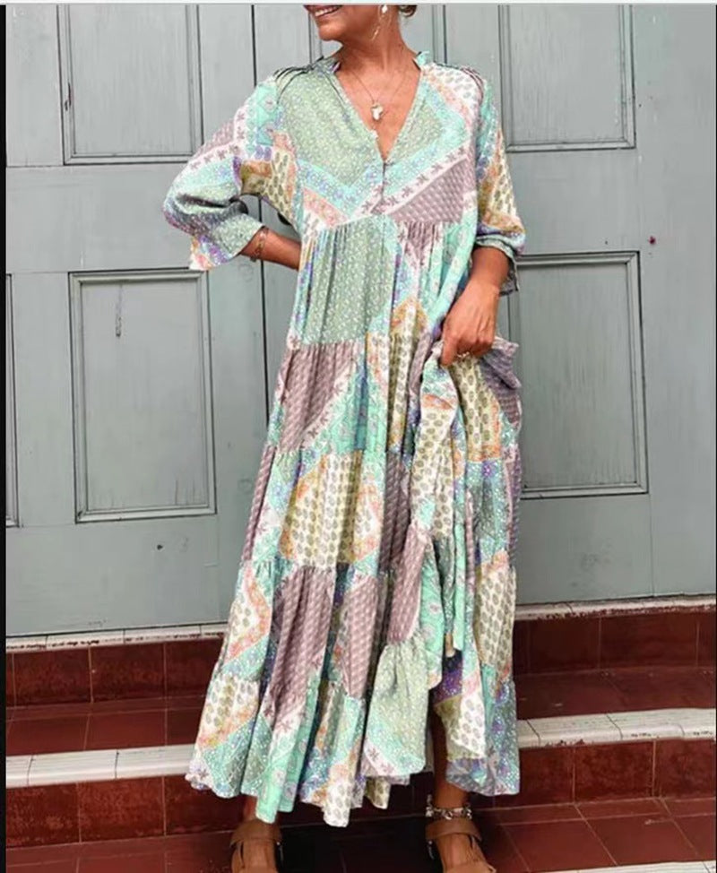 Damen Maxikleid mit zeitgenössischem Patchwork-Muster und vorteilhaftem V-Ausschnitt Sovae
